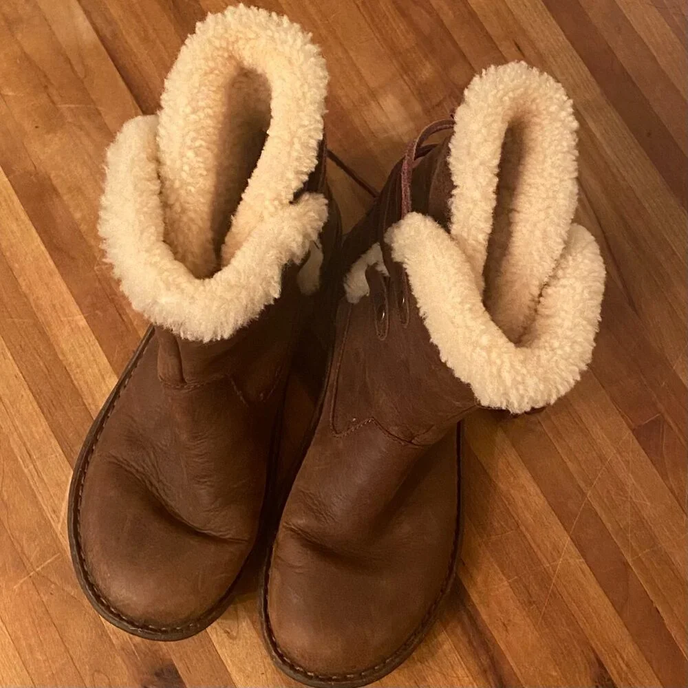 UGG Akadia Brown Leather Sheepskin Boots Women's Size 7
